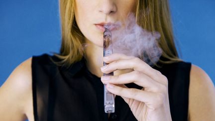 Les vapeurs &eacute;manant des e-cigarettes contiennent notamment du formald&eacute;hyde, un compos&eacute; organique qui favorise les cancers, dans des taux tr&egrave;s diff&eacute;rents d'une marque &agrave; l'autre, selon une &eacute;tude japonaise publi&eacute;e jeudi 27 novembre 2014. (BSIP / AFP)