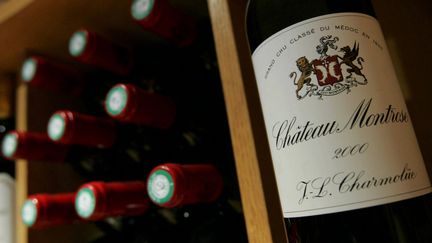 En France, la mention "ch&acirc;teau" d&eacute;signe un vin d'appellation d'origine contr&ocirc;l&eacute;e issu &agrave; 100% de raisins r&eacute;colt&eacute;s et vinifi&eacute;s sur la propri&eacute;t&eacute;. (MAXPPP)