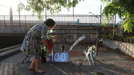 Une femme dépose des fleurs à Cagnes-sur-Mer (Alpes-Maritimes), le 1er septembre 2019, en hommage à Salomé, 100e femme tuée par son compagnon ou ex-compagnon depuis le début de l'année en France. (VALERY HACHE / AFP)