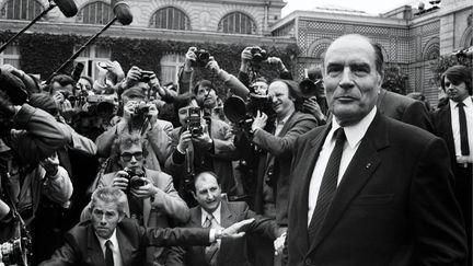 27 mai 1981. Le président François Mitterrand devant le palais de l'Elysée entouré par les photographes.&nbsp; (PICOT / GAMMA-RAPHO VIA GETTY IMAGES)