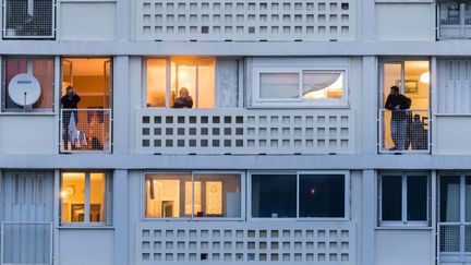 A Chambery, le 29 mars 2020, des personnes en confinement à leurs balcons. (VINCENT ISORE / MAXPPP)