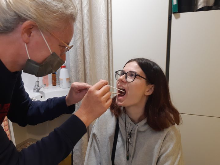 Un test angine pratiqué sur une patiente dans la pharmacie Berk, à Quiberon (Morbihan), octobre 2022 (SOLENNE LE HEN / FRANCEINFO / RADIO FRANCE)