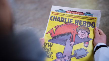 La une du premier numéro allemand de Charlie Hebdo, sorti le premier décembre 2016. (LINO MIRGELER / DPA)