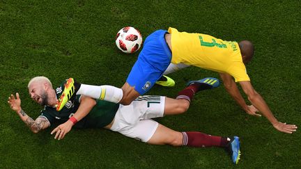 Le Méxicain&nbsp;Miguel Layun&nbsp;face au Brésil le 2 juillet 2018 à&nbsp;Samara (Russie). (KIRILL KUDRYAVTSEV / AFP)