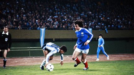 L'attaquant français Dominique Rocheteau rivalise avec un joueur argentin, lors du match de football Coupe du monde 1978 entre la France et l'Argentine, le 6 juin 1978. (- / AFP)