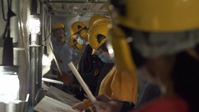 Un spectacle immersif et participatif joué du 23 au 26 juillet au Grand Palais éphémère, qui invite à regarder les chantiers de construction comme des microcosmes condensant les paradoxes de notre société contemporaine. La scénographie est impressionnante : La salle (plateau, gradins, coulisses) est transformée en une vaste zone de chantier, avec ses espaces différenciés et enchevêtrés les uns dans les autres. Le public est réparti en 8 groupes, qui circulent et se croisent dans les espaces, et rencontrent 8 experts au plateau. C’est un spectacle grand public, et qui permet de découvrir ce nouveau lieu éphémère.