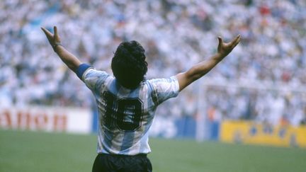 Diego Maradona&nbsp;vainqueur de la Coupe du monde avec l'Argentine, le 29&nbsp;juin 1986. (JEAN-YVES RUSZNIEWSKI/TEMPSPORT/CORBIS/VCG VIA GETTY IMAGES)