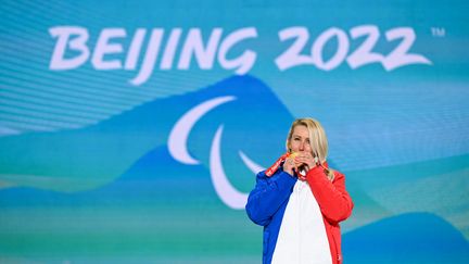 La championne paralympique de snowboard cross, Cécile Hernandez, lors de la remise des médailles, en mars 2022. (HU CHAO / XINHUA)