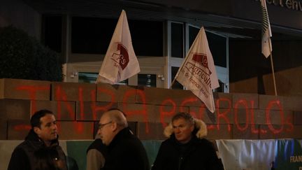 Des agriculteurs manifestent à Paris, devant le siège de l'Inrae, le 28 novembre 2024. (MOHAMAD SALAHELDIN ABDELG ALSAYE / ANADOLU / AFP)