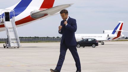 Emmanuel Macron sur le tarmac de l'aéroport d'Orly, près de Paris, le 14 juin 2022. Le président de la République&nbsp;a maintenu sa visite en Europe de l'Est pendant l'entre-deux-tours des législatives. (GONZALO FUENTES / AP / SIPA)