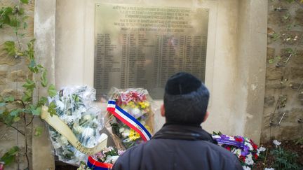 Un juif devant une stèle à la mémoire de&nbsp;petits enfants juifs non scolarisés morts en déportation, le 9 octobre 2015 à Paris. (MAXPPP)