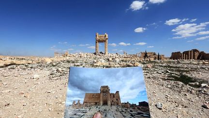 Juxtaposition d'une photo prise en mars 2014 avec le paysage actuel deux ans après. La Cité antique de Palmyre est un site archéologique inestimable situé en Syrie, au nord-ouest de Damas. Il abrite les ruines monumentales d'une grande ville qui fut l'un des plus importants foyers culturels, au carrefour de plusieurs civilisations. Aux Ier et IIe siècles, les bâtisseurs y mêlèrent des techniques de construction gréco-romaines aux traditions locales aux influences perses. Les ruines dans cette oasis au milieu du désert ont été classées au patrimoine mondial de l'Unesco, mais de nombreuses constructions sont désormais détruites.  
La question qui se pose est la suivante: acter les destructions et laisser les choses en l'état ou restaurer ce qui a été détruit. Deux façons de penser les ruines antiques qui s'affrontent, impossible de dire pour l'instant quelle école va l'emporter.

 (JOSEPH EID / AFP)