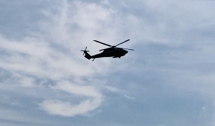 Des hélicoptères, parfois armés de lance-roquettes, volent au dessus des habitants&nbsp;d’Akçakale, le 11 octobre 2019.&nbsp; (MATTHIEU MONDOLONI / RADIO FRANCE)