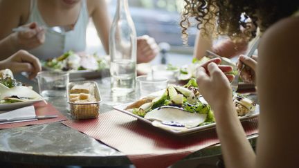 Une table conviviale, c'est cela&nbsp;la commensalité. (MAXPPP)