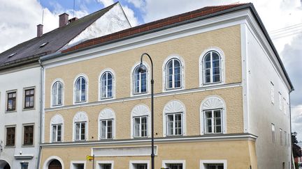 La maison natale d'Adolf Hitler à Braunau-am-Inn en Autriche. (MANFRED FESL / APA-PICTUREDESK)