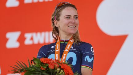 La Néerlandaise Annemiek Van Vleuten sur le podium de la 7e étape du Tour de France Femmes, samedi 30 juillet. (JEAN FRANCOIS BADIAS / AP)