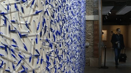 Fresque géante de l'Autrichien Herbert Hinteregger, composée de 15.000 stylos BIC Crystal, exposée au 104 à Paris.
 (Culturebox - capture d&#039;écran)