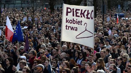 Lors d'une manifestation contre un durcissement de la loi sur l'avortement en Pologne, à Varsovie, le 3 avril 2016. Photo d'illustration. (JANEK SKARZYNSKI / AFP)