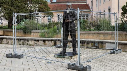 La statue de Victor Hugo&nbsp;signée Ousmane Sow, qui est en cours de restauration, a subi un acte de vandalisme&nbsp;à&nbsp;&nbsp;Besançon, dans l'est de la France, qui a été découvert le 21 novembre 2022. Elle a été blanchie par des étudiants qui la trouvaient "trop foncée".&nbsp; (FRANCK HAKMOUN/SIPA / SIPA)