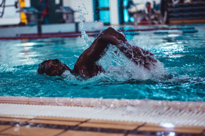 Xavier Jourson s'entraîne en piscine comme en eau libre pour se préparer aux 3,8 kilomètres de natation dans les fjords qui marqueront le début du Norseman. (FABIEN KOUAME / DR / FRANCEINFO: SPORT)