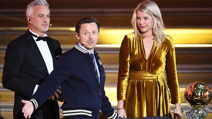 Le DJ&nbsp;français Martin Solveig et la footballeuse norvégienne&nbsp;Ada Hegerberg, lors de la cérémonie de remise du Ballon d'or, le 3 décembre 2018 à Paris.&nbsp; (FRANCK FIFE / AFP)