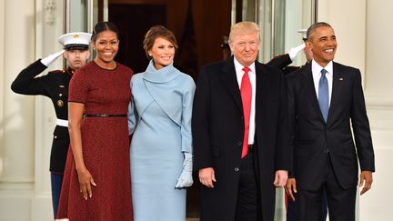 Michelle Obama, Melania Trump, Donald Trump et Barack Obama posent sur le perron de la Maison Blanche à Washington (Etats-Unis), le 20 janvier 2017.&nbsp; (KEVIN DIETSCH / MAXPPP)