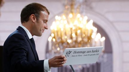 Emmanuel Macron donne un discours en mémoire des harkis, le 20 septembre 2021, au palais de l'Elysée à Paris. (GONZALO FUENTES / AFP)