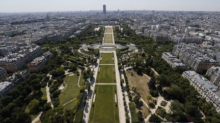 Le Champs-de-Mars, à Paris, photographié depuis la tour Eiffel, le 25 juin 2020. (THOMAS SAMSON / AFP)