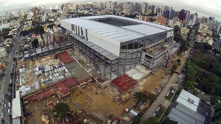 Le stade Arena de Baixada de Curitiba était le plus en retard des douze stades du Mondial.
La FIFA ayant menacé de l’exclure de la compétition, 400 ouvriers ont été embauchés en plus des 1000 déjà présent sur le chantier. 
 
Il a pu enfin ouvrir aux supporters pour son premier match test avant l’inauguration officielle du 15 mai.
 
Sa capacité d’accueil est 43.000 spectateurs et son coût estimé à 100 millions d’euros. (REUTERS / Rodolfo Buhrer)