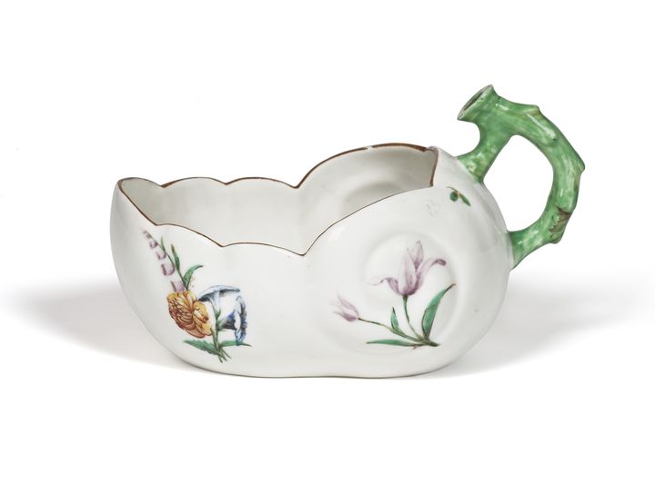 Bourdaloue du XVIIIe siècle en porcelaine tendre, Manufacture de Chantilly. (LES ARTS DECORATIFS / JEAN THOLANCE)