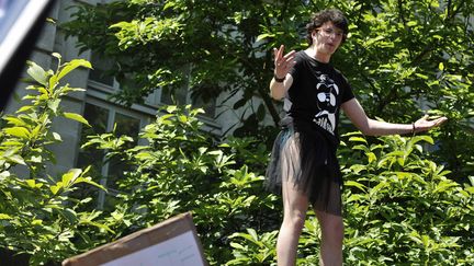 Un jeune gar&ccedil;on en jupe sur le mur du lyc&eacute;e Clemenceau de Nantes, face aux&nbsp;repr&eacute;sentants de la Manif pour tous le 15 mai 2014 (  MAXPPP)