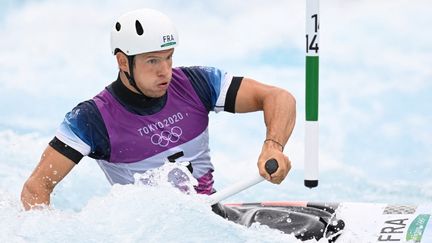 Martin Thomas lors des demi-finales du C1 slalom, le 26 juillet 2021, aux Jeux olympiques de Tokyo. (CHARLY TRIBALLEAU / AFP)