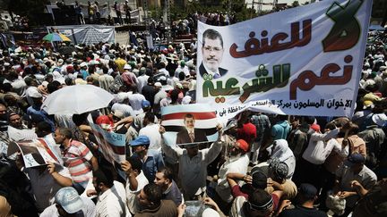 Une manifestation de soutien au pr&eacute;sident Mohammed Morsi, le 21 juin 2013 au Caire. (GIANLUIGI GUERCIA / AFP)