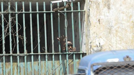 Un prisonnier lors d'une mutinerie à la prison centrale de Conakry, le 9 novembre 2015. (CELLOU BINANI / AFP)