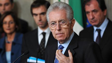 Le nouveau pr&eacute;sident du Conseil italien Mario Monti annonce le nom des membres de son gouvernement, le 16 novembre 2011, au palais pr&eacute;sidentiel, &agrave; Rome.&nbsp; (ALBERTO PIZZOLI / AFP)