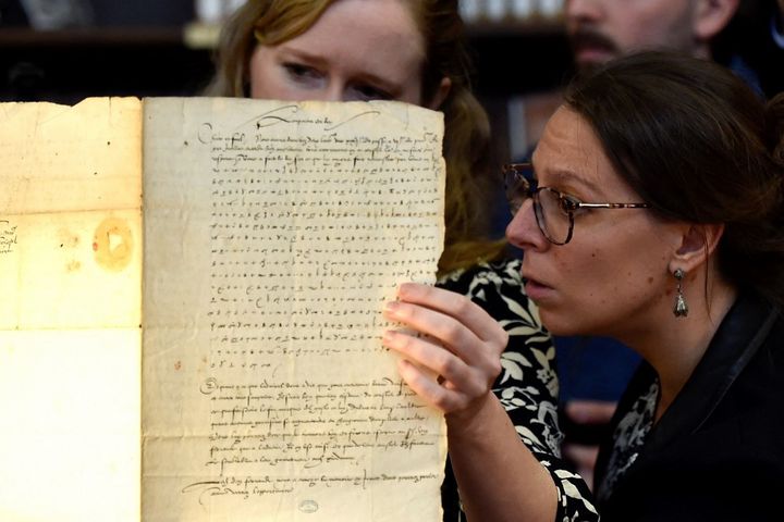 La lettre de Charles Quint présentée&nbsp;le 23 novembre 2022 à la Bibliothèque Stanislas&nbsp;de Nancy. (JEAN-CHRISTOPHE VERHAEGEN / AFP)