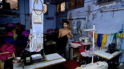 A New Delhi, un enfant-travailleur dans un atelier de broderie, lors d’une opération de sauvetage menée par l’ONG Bachpan Bachao Andolan, le 15 Juillet 2013. (AFP PHOTO / MANAN VATSYAYANA  )