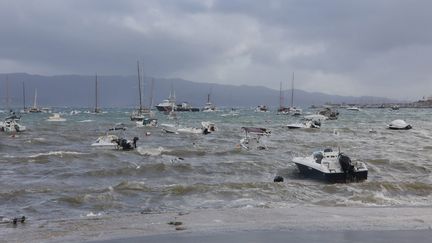 Des&nbsp;bateaux subissent les vagues sur la côté d'Ajaccio (Corse-du-Sud), le 29 octobre 2018.&nbsp; (MAXPPP)