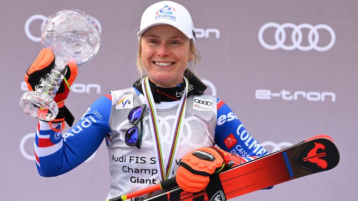 La skieuse française Tessa Worley lors de la remise du globe de cristal pour sa victoire au classement général de la Coupe du monde du géant, le 20 mars 2022. (NICOLAS TUCAT / AFP)