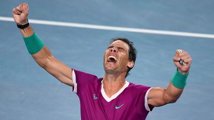 Rafael Nadal à l'issue de son match victorieux contre Daniil Medvedev, à Melbourne (Australie) le 30 janvier 2022 (WILLIAM WEST / AFP)