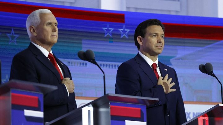 L'ancien vice-président américain, Mike Pence, et le gouverneur de Floride, Ron DeSantis, lors du premier débat des primaires républicaines à Milwaukee (Etats-Unis), le 23 août 2023. (KAMIL KRZACZYNSKI / AFP)