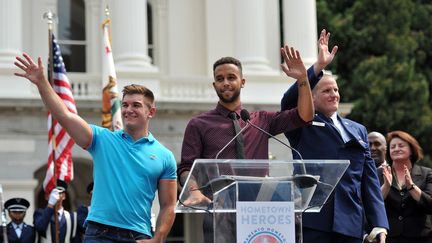 Spencer Stone, Alek Skarlatos et Anthony Sadler lors d'une c&eacute;l&eacute;bration en leur honneur, vendredi 11 septembre 2015 &agrave; Sacramento (Etats-Unis). (JOSH EDELSON / AFP)