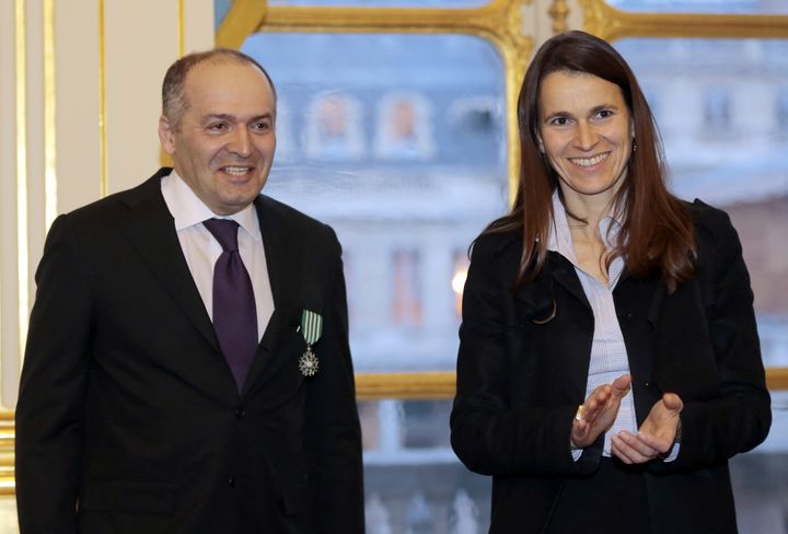 L'homme d'affaires Viktor Pinchuk décoré de la médaille de chevalier des Arts et Lettres par Aurélie Filippetti, ministre de la Culture, le 27 mars 2013 (JACQUES DEMARTHON / AFP)