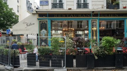 Un restaurant derrière des barrières, installées pour sécuriser la cérémonie d'ouverture des Jeux olympiques à Paris, le 24 juillet 2024. (MYRIAM TIRLER / HANS LUCAS / AFP)