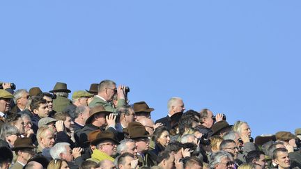 Des turfistes assistent aux courses hippiques lors du festival de&nbsp;Cheltenham (Royaume-Uni), le 11 mars 2014. (TOBY MELVILLE / REUTERS)