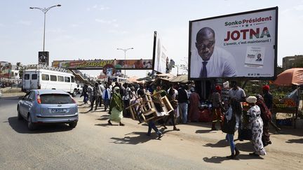 Une affiche électorale à Dakar, le 19 février.&nbsp; (MICHELE CATTANI / AFP)