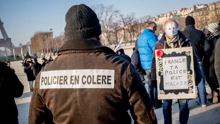 Les policiers manifestent, soutenue par la gauche, le RN et leur ministre