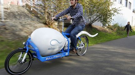 Voici le sperm bike, un v&eacute;lo high-tech qui permet de transporter les dons de sperme dans les cliniques sp&eacute;cialis&eacute;es &agrave; Seattle (Washington), le 8 novembre 2011. (ANTHONY BOLANTE / REUTERS)