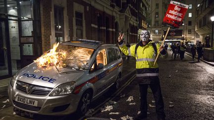 La manifestation a toutefois&nbsp;connu quelques incidents. Une voiture de police a été incendiée près du quartier du Parlement, au centre de Londres. (JACK TAYLOR / AFP)