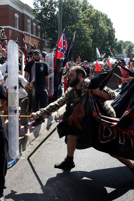 Des heurts éclatent entre un groupe de suprémacistes blancs et des militants antiracistes, le 12 août 2017, à Charlottesville, en Virginie. (JOSHUA ROBERTS / REUTERS)